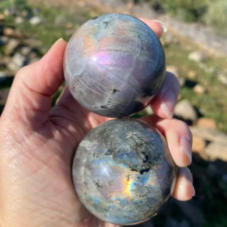 Sphère en Labradorite "Rainbow" avec Support – Pierre d'Intuition, de Protection & de Transformation