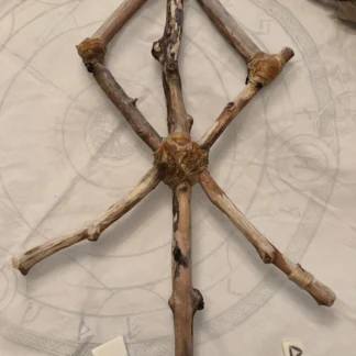 Bindrune Artisanale Suspendue en Bois – Symbole Sacré de Protection, d'Ancrage et de Paix Familiale