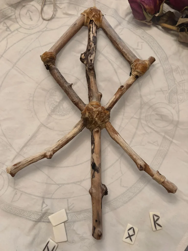 Bindrune Artisanale Suspendue en Bois – Symbole Sacré de Protection, d&rsquo;Ancrage et de Paix Familiale