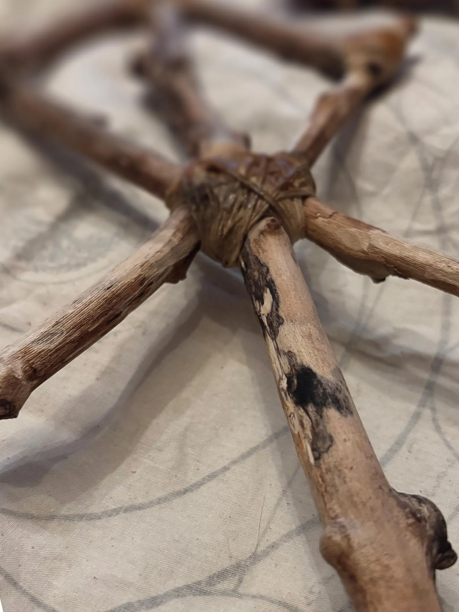 Bindrune Artisanale Suspendue en Bois – Symbole Sacré de Protection, d'Ancrage et de Paix Familiale – Image 2
